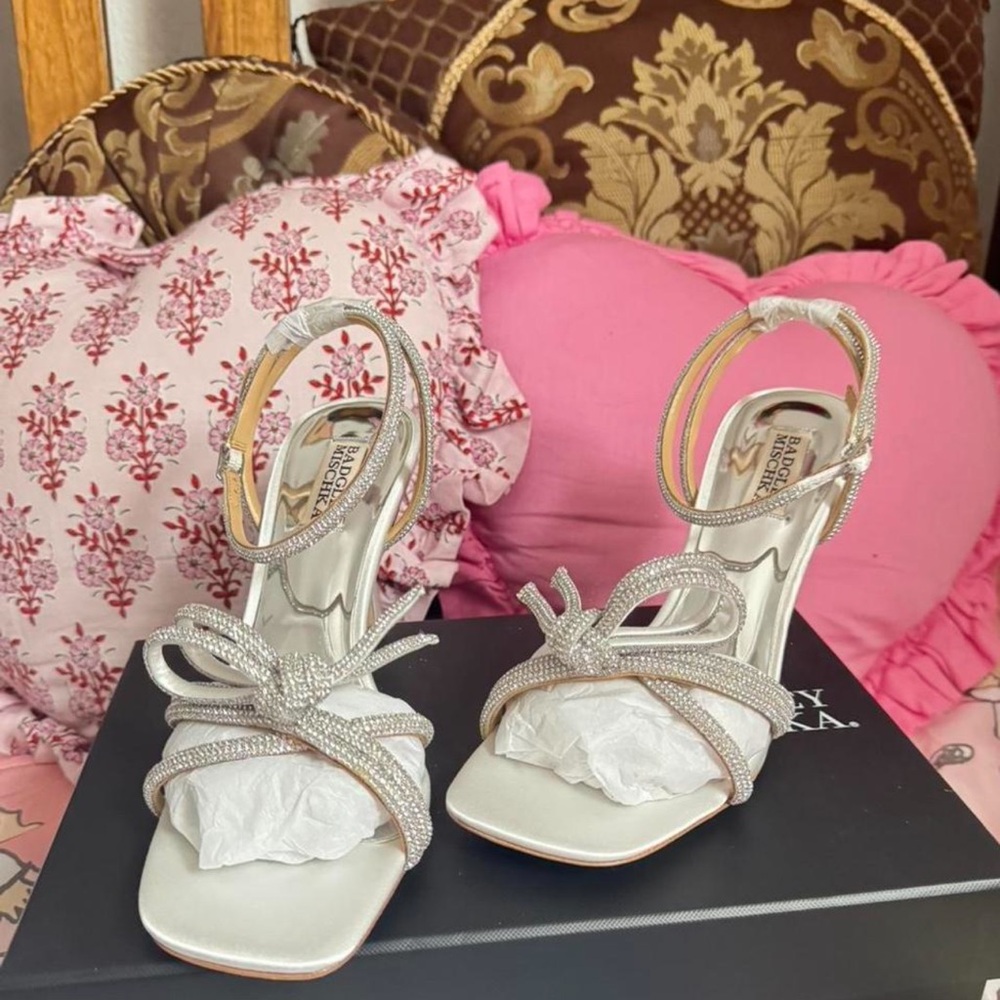 NIB Badgley Mischka Silver Strappy Heels